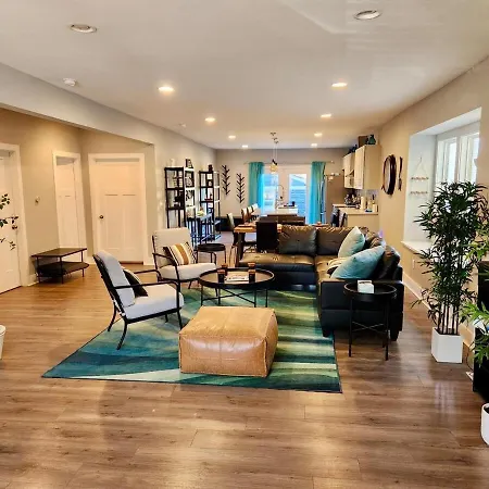 The Blue Door Oasis - Spacious With Open Concept